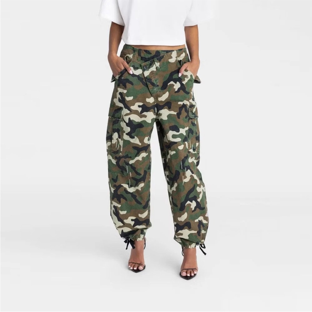 NWT KBB by KAHLANA Women's Mid-Rise Straight Leg 'The Cargo Jogger' - CAMO